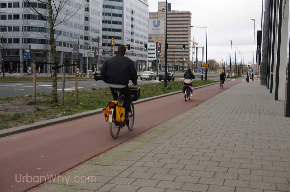 ขี่จักรยานปลอดภัยกว่าด้วยทางจักรยานมีสิ่งป้องกัน