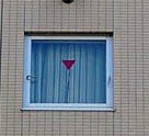 สามเหลี่ยมกลับหัวสีแดงบนหน้าต่างอาคาร ญี่ปุ่น